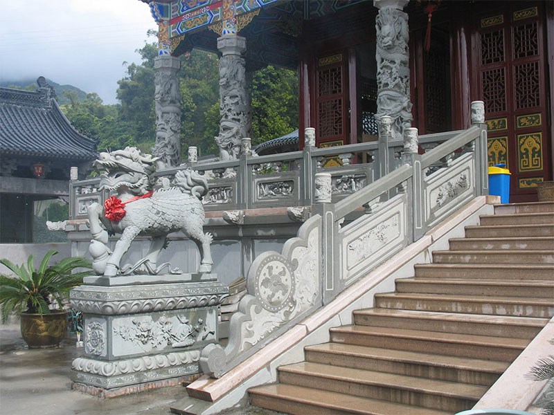 寺庙大殿门口花岗岩护栏雕塑